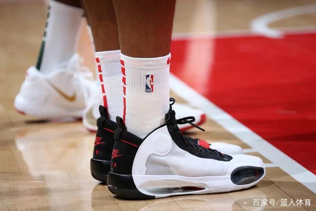 58岁意大利名宿佐拉现场观战卡利亚里vs国米